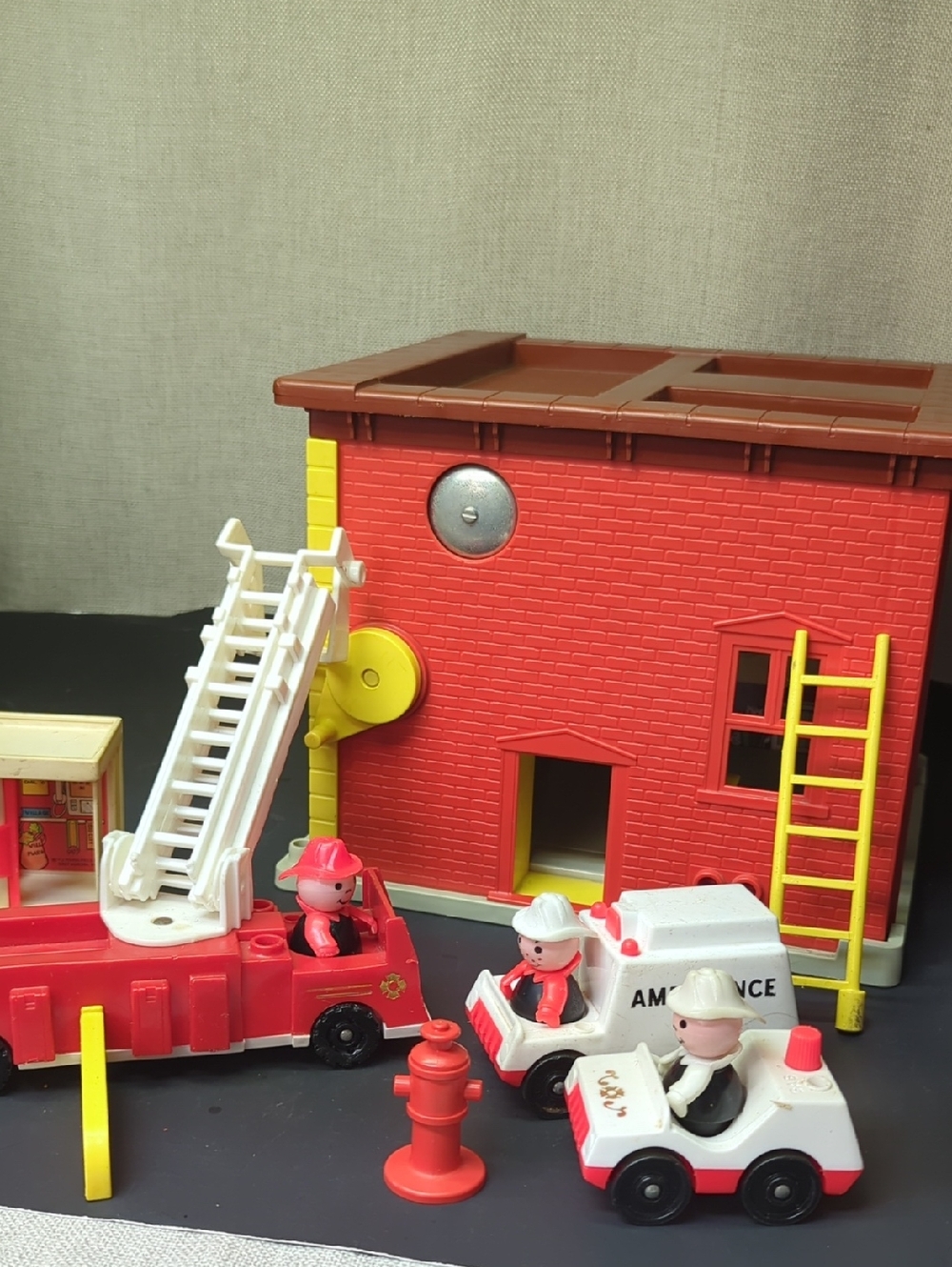 1979 VINTAGE WORKING FISHER PRICE PLAY FAMILY FIRE STATION #928 w/accessories - Picture 6 of 16